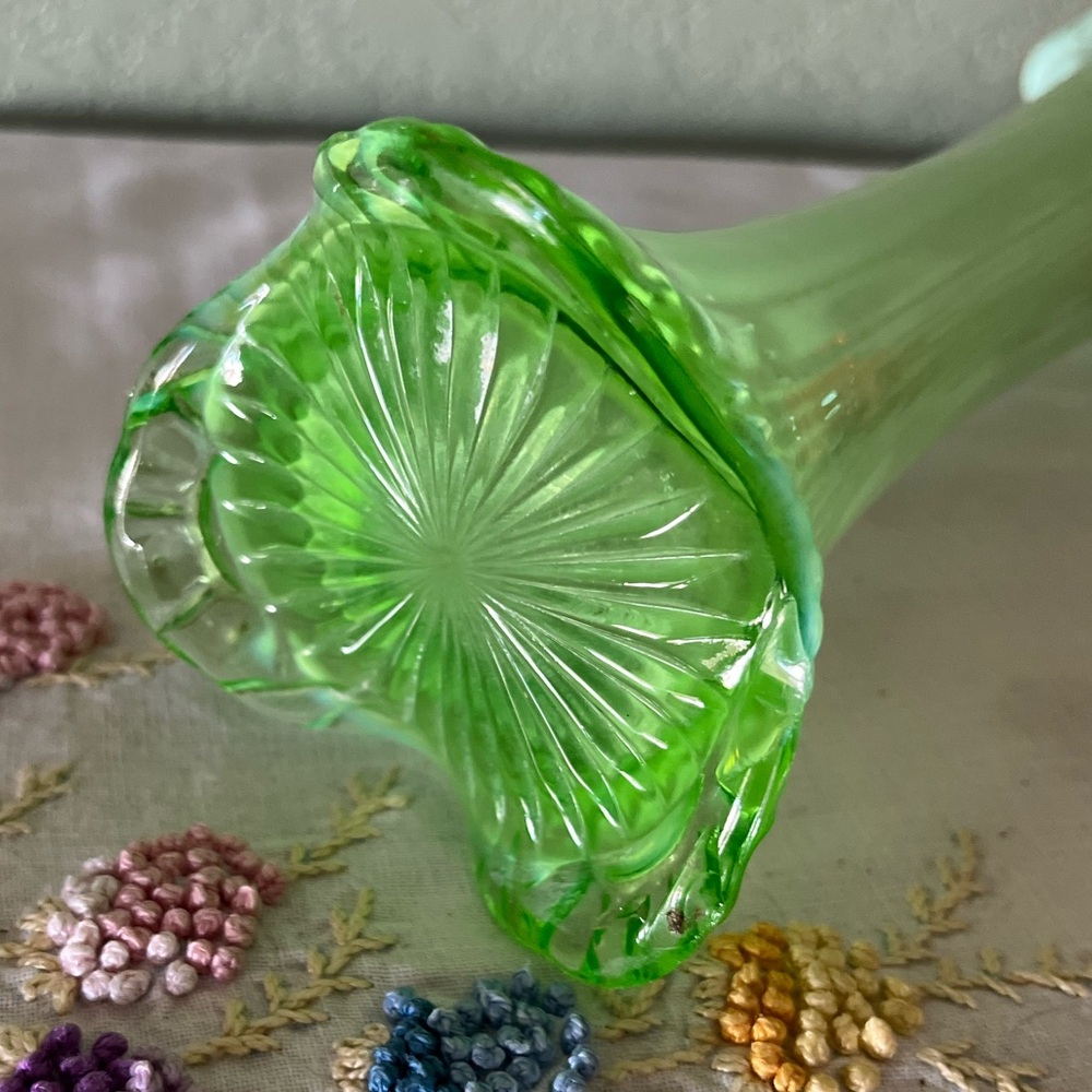 Antique Jefferson Green Opalescent Vase “Tokyo” Pattern, Seafoam Glass, 3-Footed - Picture 7 of 17